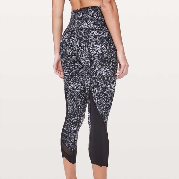 Lululemon Wunder Under Crop II Scallop 24” Achromatize Ice Grey Black Size 6 - Picture 12 of 13